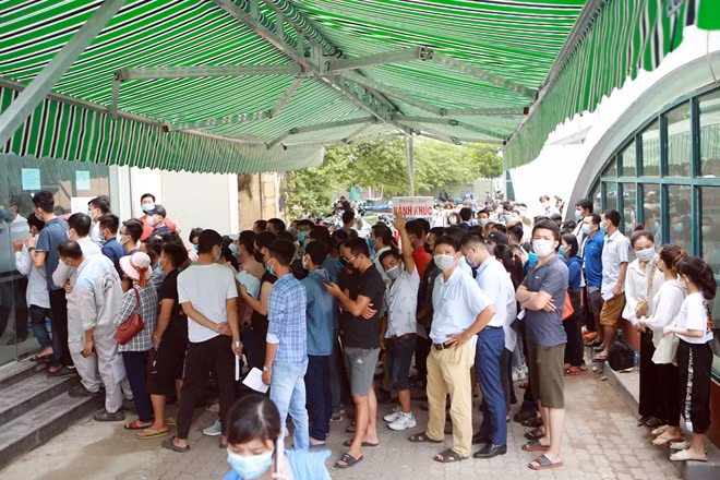Theo một người dân đến làm xét nghiệm tại đây cho biết, giấy xét nghiệm có kết quả âm tính SARS-CoV-2 là điều kiện bắt buộc để các lái xe và những người thường xuyên phải di chuyển giữa các tỉnh có thể đi lại các chốt kiểm soát. Giấy có giá trị trong vòng 3 ngày. Mỗi lượt xét nghiệm tại đây có giá 320.000 đồng. Chính bởi vậy, ai cũng muốn nhanh chóng được xét nghiệm để được đi lại làm ăn.