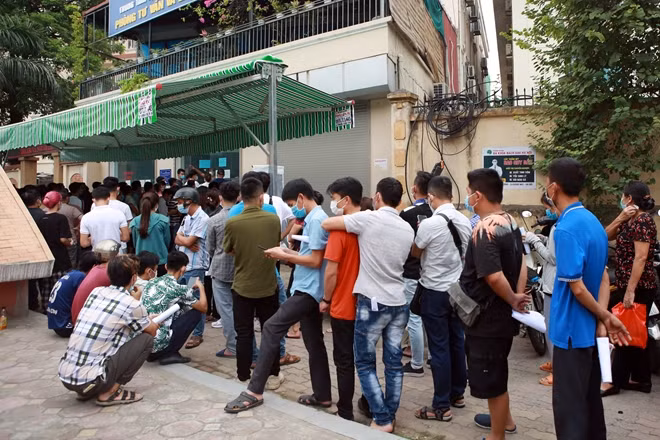 Người đứng, người ngồi chờ đến lượt.