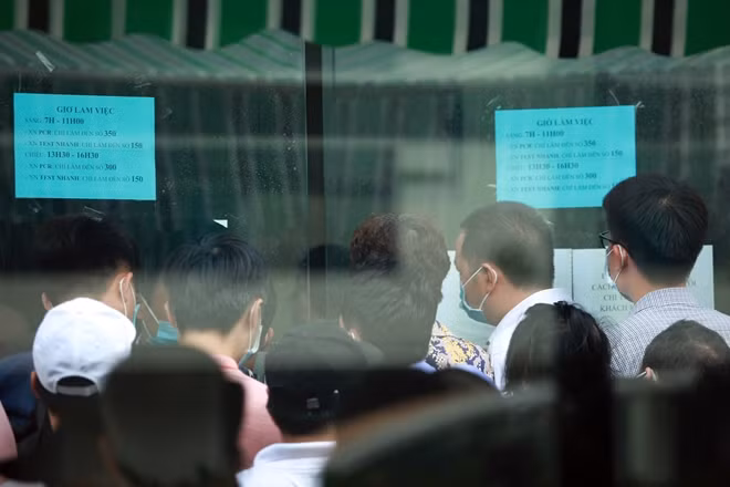 Nhiều người cho biết đã xếp hàng từ 6 giờ và đứng chờ hơn 3 tiếng vẫn chưa đến lượt.