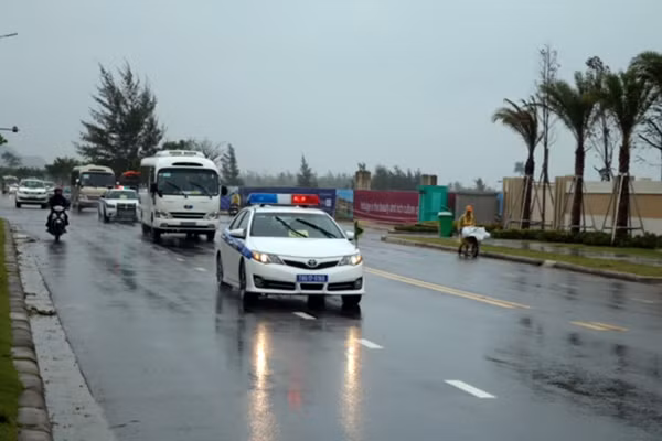 Đón dẫn các đoàn trong mưa bão