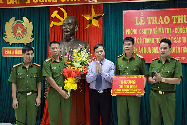 Đồng chí Nguyễn Minh Quang, Phó Chủ tịch UBND tỉnh Hưng Yên trao thưởng cho Phòng PC 47 Công an tỉnh Hưng Yên