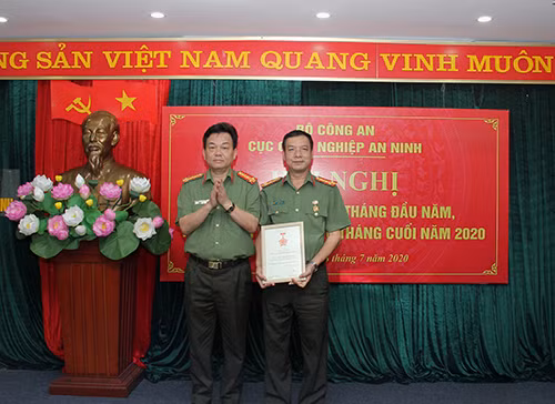 Đại tá Nguyễn Khắc Cường trao Kỷ niệm chương “Vì sự nghiệp đối ngoại của Đảng” cho đồng chí Đại tá Nguyễn Duy Toan, nguyên Cục trưởng Cục CNAN.