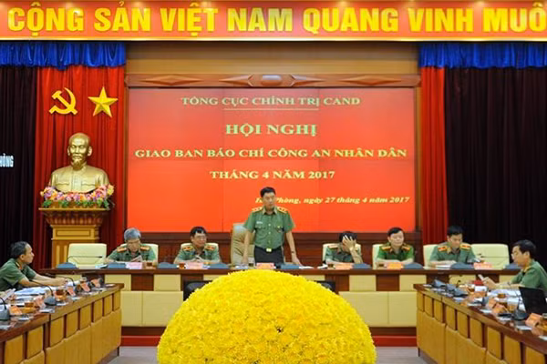 Trung tướng Lê Văn Đệ phát biểu tại hội nghị.