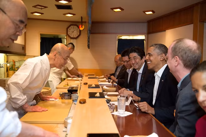 Nhà hàng 10 chỗ ngồi của Jiro Ono đã trở thành biểu tượng của tinh thần shokunin: luôn cố gắng đạt đến sự hoàn hảo. Ảnh: Getty.