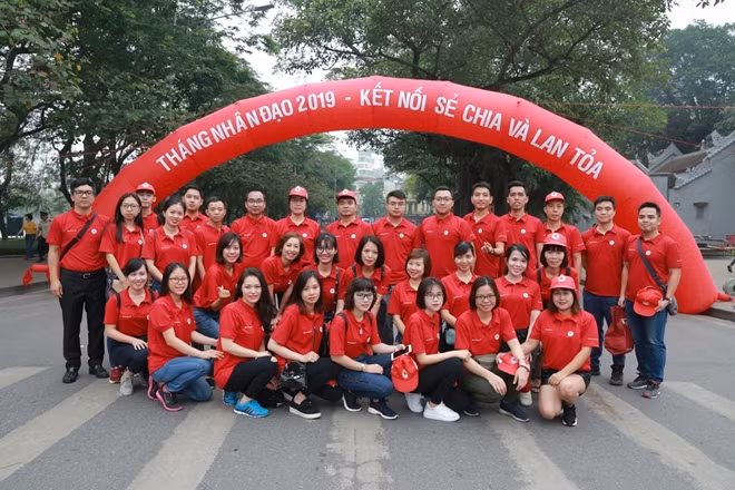 Đoàn viên thanh niên Agribank đi bộ diễu hành khu vực hồ Hoàn Kiếm hưởng ứng "Tháng Nhân đạo" 2019.