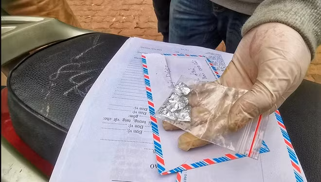 5 gói ma túy heroin cảnh sát thu giữ được.