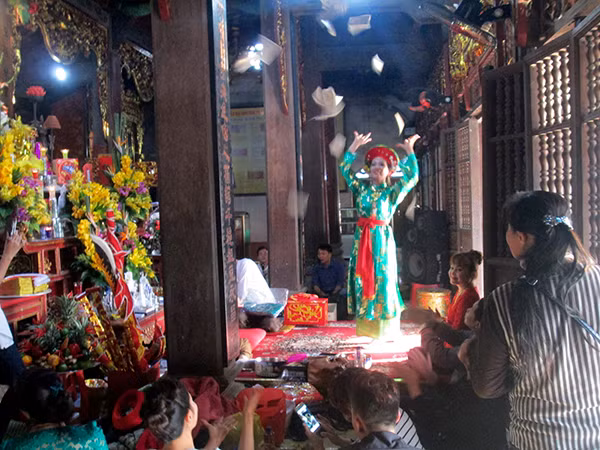 Biểu diễn giới thiệu thực hành tín ngưỡng thờ Mẫu Tam phủ ở Phủ Tiên Hương, Phủ Dầy, Vụ Bản, Nam Định. (Ảnh minh họa).