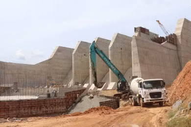 Một hạng mục trong dự án thủy lợi hồ chứa nước Mỹ Lâm đang được thi công.