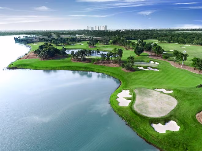 Ecopark là đại công viên xanh lớn nhất tại Việt Nam với quy mô hơn 500 ha. Khu đô thị này nổi tiếng với không gian đẹp như tranh vẽ khi khắp nơi là công viên với những vườn hoa bất tận.
