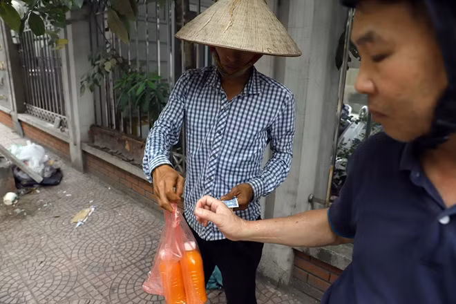 Người dân đi đường liên tục dừng xe mua nước cam ép.