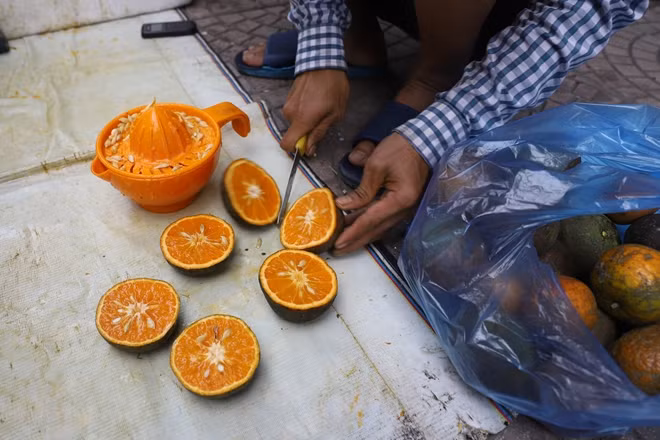 Anh Minh, một tiểu thương bán cam quả kiêm nước cam vắt cho biết nước cam ép rất được yêu thích. Trung bình mỗi ngày, anh có thể bán được từ 2 đến 3 tạ cam. Cao điểm có thể bán được 3-4 tạ cam, thu nhập là tương đối khá so với chỉ bán cam quả bình thường.