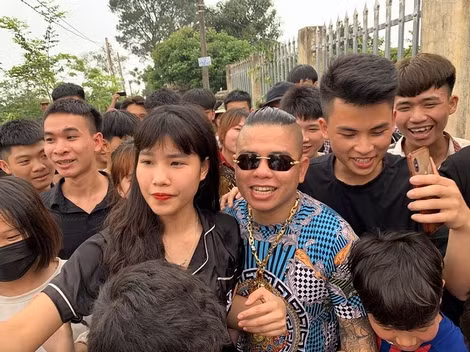 Hình ảnh Tuyền ra tù được mọi người chào đón nồng nhiệt.