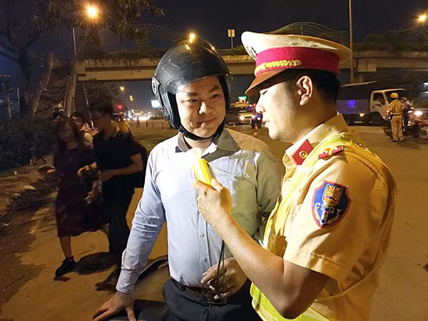 Kiểm tra nồng độ cồn của người tham gia giao thông