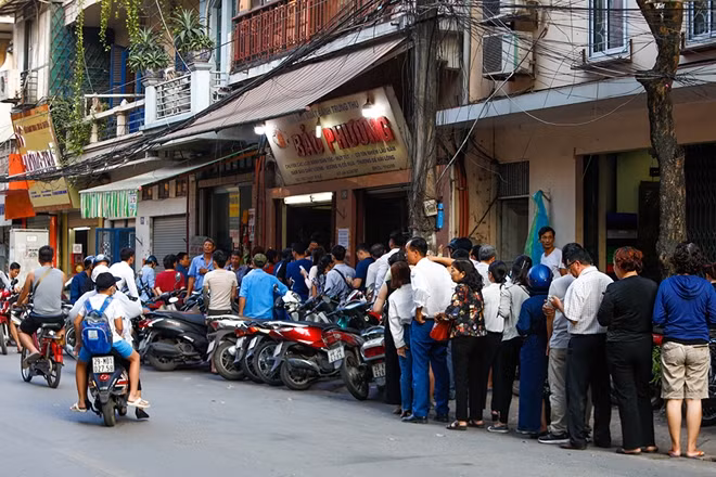 Cứ sát ngày Trung thu, nơi đây nói riêng và phố Thuỵ Khuê nói chung lại đông đúc hơn ngày thường bởi người dân tới đây mua bánh Trung thu về làm quà, về ăn...