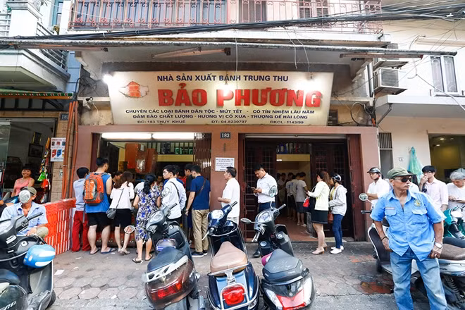 Đã sống ở Hà Nội không ai không biết cửa hàng bánh trung thu Bảo Phương ở 183 phố Thuỵ Khuê, đây là cửa hàng duy nhất phải xếp hàng ở Hà Nội.