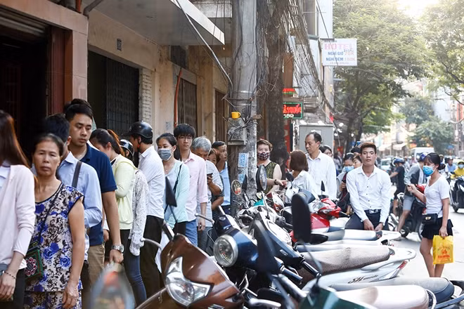 Đông nhưng rất trật tự, không chen hàng đó là không khí chung bên ngoài hàng bánh Bảo Phương.
