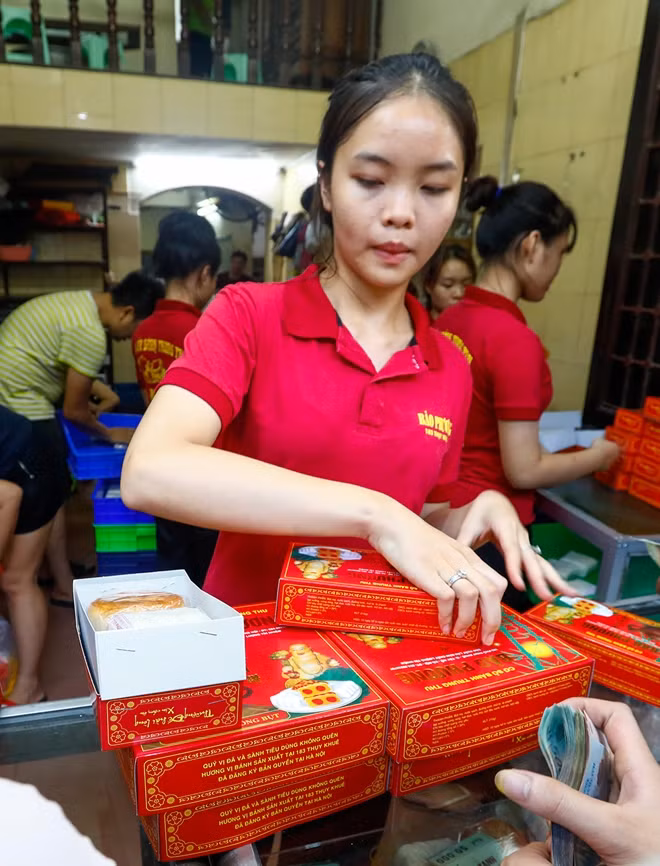 Có người mua hộp 4 chiếc, có người lại chỉ mua hộp 2 chiếc. Tuy là số lượng bánh ít hơn nhưng nhỏ gọn, đem biếu cũng tiện.