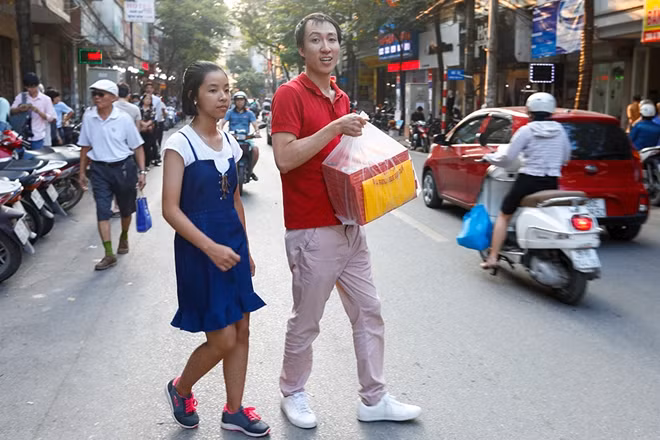 Có nhiều người phải xếp hàng từ trưa đến chiều, thậm chí từ sáng đến hết cơm trưa mới mua nổi vài hộp bánh. Theo người mua thì đây là cửa hàng duy nhất còn làm bánh Trung thu theo hương vị truyền thống nên rất được ưa chuộng.