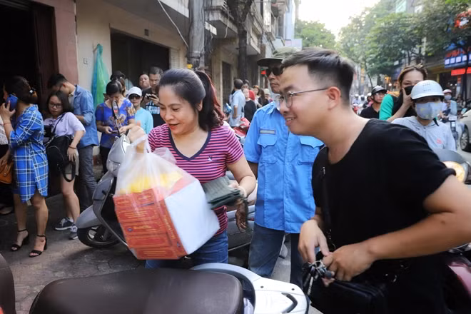 Niềm vui của một người phụ nữ khi mua được bánh cho mình và gia đình