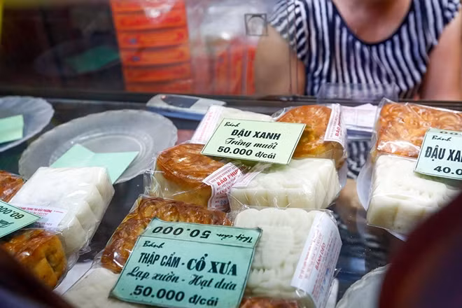Giá bánh bán lẻ được niêm yết ngay trong tủ kính.