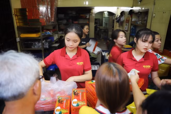 Nhân viên bán hàng khá đông, khoảng 8 người nhưng thực sự họ cũng cực kỳ mệt mỏi vì phải bán hàng từ sáng sớm đến tận tối muộn.