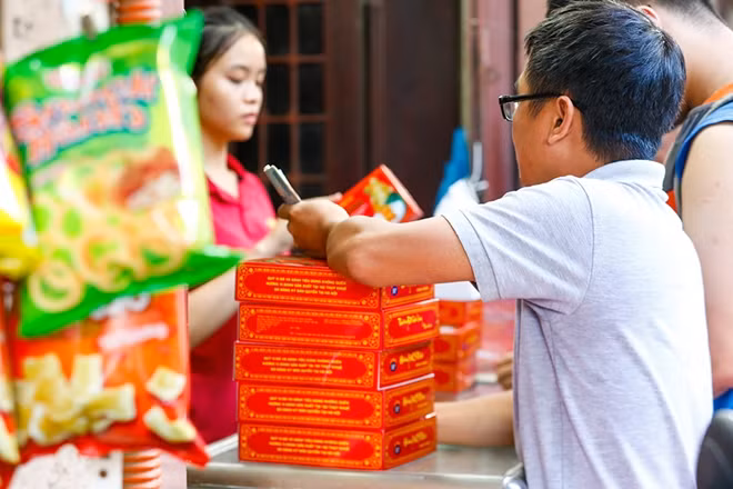 Theo ghi nhận của phóng viên CAND thì trung bình một người đến đây mua ít nhất là 2 hộp, còn nhiều nhất là 15 hộp. Mỗi hộp bánh truyền thống có giá 200.000VNĐ (hộp 4 chiếc)