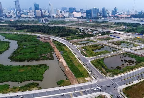 Tuyến đường R2 (đường ven hồ trung tâm) dài 3km, đã hoàn thiện phần lớn chiều dài.