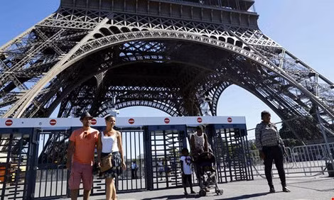 Các bức tường kính sẽ thay thế cổng an ninh hiện nay ở tháp Eiffel.