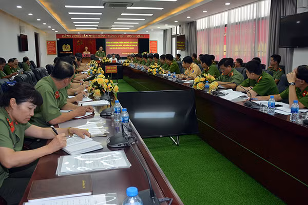 Thứ trưởng Nguyễn Văn Thành phát biểu chỉ đạo tại buổi làm việc với Công an tỉnh Tuyên Quang.