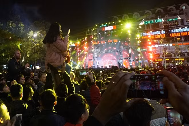 Hôm nay cũng là ngày cuối cùng của năm 2018 nên không khí chào đón năm mới càng trở nên rộn ràng và náo nhiệt hơn bao giờ hết.