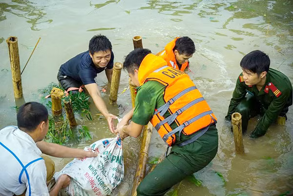Công an huyện Nga Sơn nỗ lực cứu đê sông Hoạt.