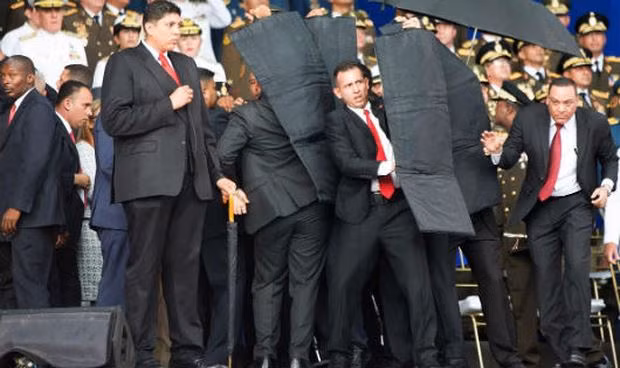 Khoảnh khắc nhóm vệ sĩ che chắn cho ông Maduro