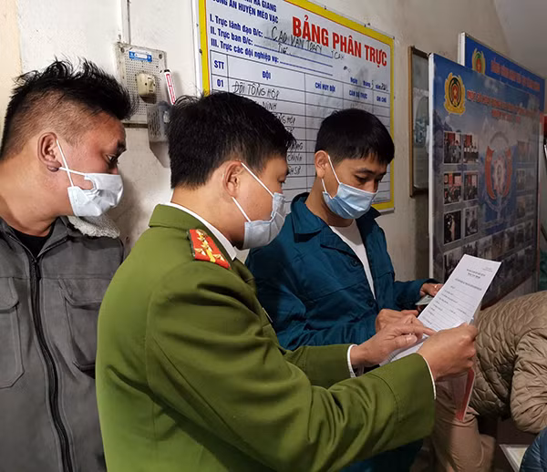 Nhiều CBCS biết tiếng Mông trong đội hướng dẫn cho người dân.