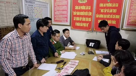 Đại tá Trần Quốc Huy, Phó Giám đốc Công an tỉnh Lào Cai và Thiếu tá Trần Văn Quang (ngoài cùng bên trái) chỉ đạo quá trình hỏi cung đối tượng Vương Vỹ.