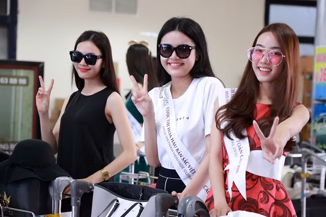 Trang phục hàng ngày đơn giản và trang điểm nhẹ nhàng, song các cô gái vẫn khoe được vẻ đẹp rạng ngời sau chuyến bay