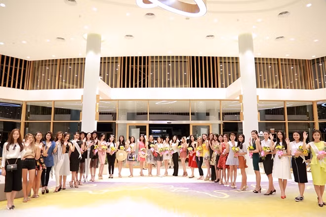 Các thí sinh Hoa hậu bản sắc Việt đã có những giây phút hội ngộ đầy hào hứng ngay trong ngày đầu tiên có mặt tại FLC Quy Nhơn để tham bán kết toàn cầu.