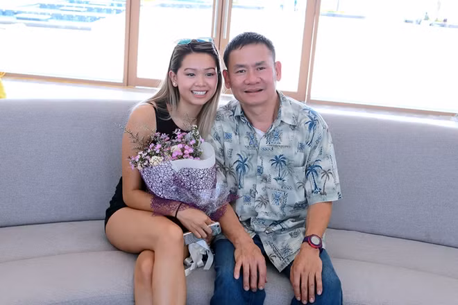 Ana tình cảm với Bố - Người bạn đồng hành của cô tròn chuyến trở về nước lần này