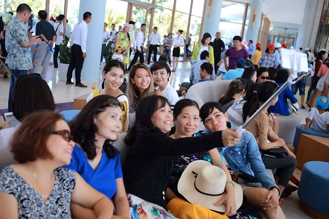 Ana Lai hào hứng trò chuyện và selfie cùng với du khách ngay tại sảnh khách sạn.