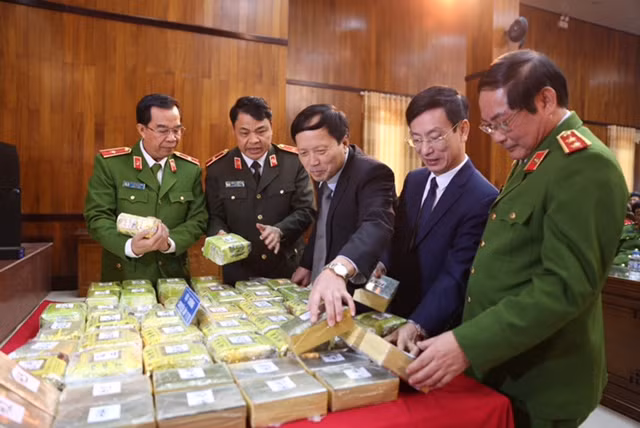 Các đồng chí lãnh đạo kiểm tra tang vật vụ án tại buổi họp báo.