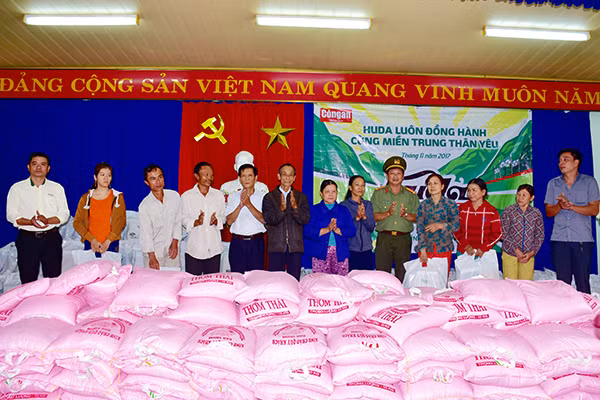 Những món quà nặng nghĩa tình đã đến với người dân vùng lũ huyện Hòa Vang.