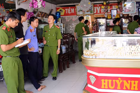 Cơ quan điều tra khám nghiệm hiện trường vụ cướp tiệm vàng.