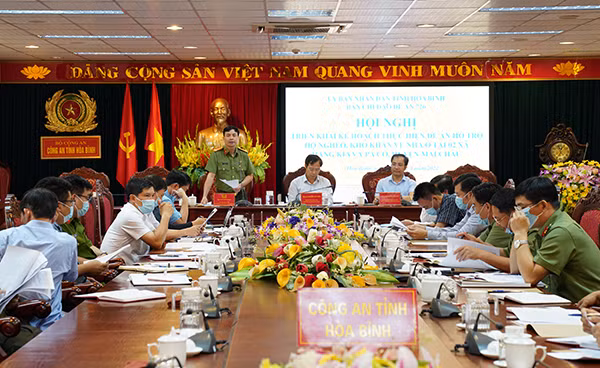 Đại tá Lê Xuân Minh, Giám đốc Công an tỉnh, phó trưởng Ban chỉ đạo 726 trình bày báo cáo một số nội dung về tiến độ Đề án hỗ trợ hộ nghèo, khó khăn về nhà ở tại 02 xã Hang Kia - Pà Cò, huyện Mai Châu