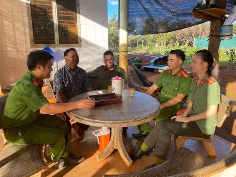 Cán bộ Công an xã thường xuyên xuống địa bàn nắm bắt tình hình. Cán bộ Công an xã thường xuyên xuống địa bàn nắm bắt tình hình.