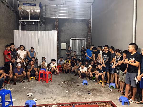 Các con bạc bị lực lượng Công an bắt quả tang khi đang sát phạt nhau dưới hình thức xóc đĩa Các con bạc bị lực lượng Công an bắt quả tang khi đang sát phạt nhau dưới hình thức xóc đĩa