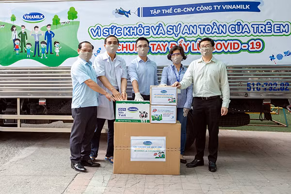 Đại diện Vinamilk trao tặng sữa, khẩu trang và xà phòng rửa tay cho Giám đốc Trung tâm Phục hồi chức năng và trợ giúp trẻ khuyết tật tại TP.HCM