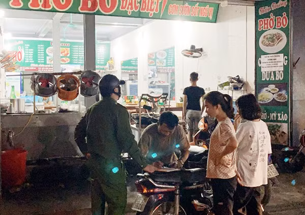 Yêu cầu chủ cửa hàng kinh doanh dịch vụ ăn uống dừng kinh doanh