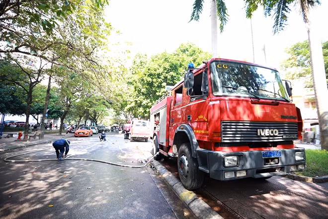 Lực lượng chữa cháy tại hiện trường.