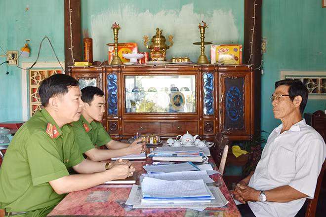 Cán bộ, chiến sĩ Công an xã Tam Nghĩa thường xuyên xuống địa bàn dân cư để giải quyết tình hình ANTT.