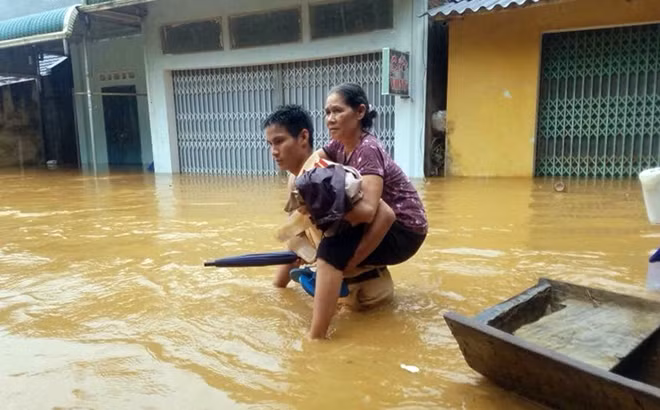 Lực lượng công an giúp dân di tản đến nơi an toàn