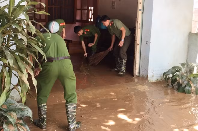 Lực lượng công an giúp dân khắc phục hậu quả mưa lũ